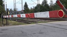 Dramatická chvíľa vodičky z Martina. Na priecestí ju privrela železničná rampa