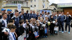 Chalanov vítala rakúska dychovka, predtým všetkých testovali na doping