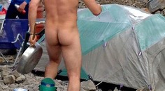 Ktorý herec pobehoval nahý?