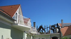 Až 12 hasičov ratovalo horiacu strechu rodinného domu