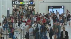 Nočná mora dovolenkárov. Lety v celej Európe meškajú aj viac ako 10 hodín