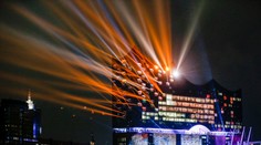 OBRAZOM: Slávnostné otvorenie filharmónie v Hamburgu sprevádzala nádherná svetelná šou