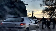Ukradol auto a pod vplyvom drog utekal policajtom. Napokon s ním nabúral