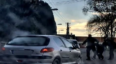 Ukradol auto a pod vplyvom drog utekal policajtom. Napokon s ním nabúral
