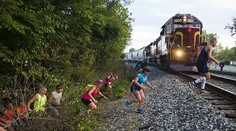 Pre dobrý čas riskovali život: Maratónci šprintovali tesne pred vlakom