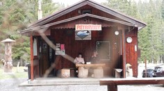 Obchod v strede lesa majú už 30 rokov. Obyvatelia aj turisti v Podbanskom sa naň môžu vždy spoľahnúť