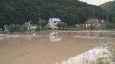 Východom sa prehnali ničivé dažde. Voda brala autá, záhrady a poškodila mosty
