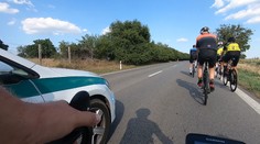 Zákon umožňuje cyklistom jazdiť vedľa seba. Otestovali sme to a dostali sa do konfliktu