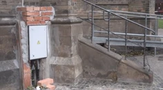 Robotníci zohyzdili pamiatku v Prahe. Ich lajdácku robotu komentujú ľudia na internete