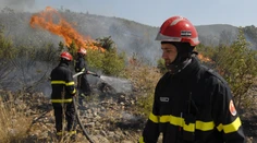 Obľúbené letovisko Slovákov v plameňoch: Vyše 200 hasičov bojuje s požiarom v Podgore