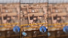 VIDEO: Takúto bitku ste ešte nevideli. Dve skupiny robotníkov po sebe začali hádzať tehly