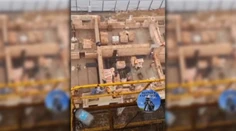 VIDEO: Takúto bitku ste ešte nevideli. Dve skupiny robotníkov po sebe začali hádzať tehly