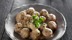 RECEPT NA DNES: Mäsové guličky - kottbullar so smotanovou omáčkou