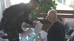 Najprv sa spolu opili, teraz sa stretli na súde. Oboch chytili v rovnaký večer a šoférovali to isté auto