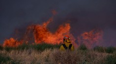 Neďaleko Los Angeles sa šíri lesný požiar, hasenie komplikuje silný vietor
