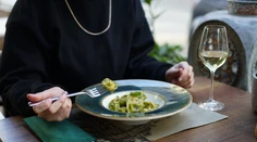 Za obľúbené pesto zaplatila rokom v nemocnici. Žene pre vzácne ochorenie ochrnulo celé telo