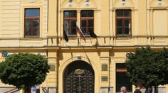 Kotleba vyvesil na úrad čierne vlajky. Kaník v tom vidí propagáciu fašizmu
