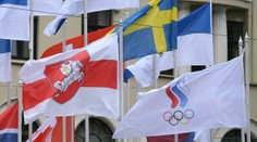 Rozruch v dejisku MS v hokeji: Lotyši stiahli bieloruskú vlajku a vymenili ju za historickú