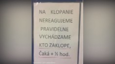 Neklopte, lebo si počkáte ešte dlhšie. Nápis na dverách ambulancie šokoval pacientov
