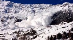 Video zachytilo, ako sa lavína vrútila až do dediny