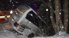 Jeden mŕtvy a 13 zranených pri nehode autobusu na juhu Čiech