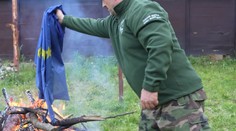 Kotleba spálil vlajku Európskej únie. Iný kandidát na europoslanca už chystá trestné oznámenie