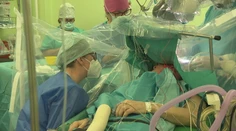 Pozreli sme sa, ako vyzerá operácia nádoru na mozgu. Prekvapí vás, čo všetko musí pacient pri vedomí robiť