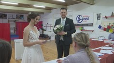 Slovensko volí europoslancov: Volili svadobčania aj športovci