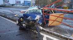 Mal šťastie, že prežil. Zdemoloval auto aj oplotenie na zastávke