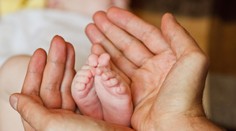 Češka nečakane porodila doma, bábätko zomrelo. Postup policajtov vás zarazí