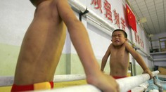 Mučenie alebo škola? Drsné zábery príprav detských gymnastov v Číne