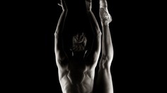 Nádherné fotografie! Nahá baletka ukazuje krásu ženského tela