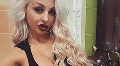 Exfarmárka pritvrdzuje. Ukázala mega prsia