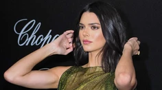 Jennerka v Cannes nepotrebovala ani röntgen. Cez úsporné šaty jej boli vidieť prsia