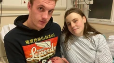 Tínedžerka (18) sama porodila na toalete v nemocnici. Netušila, že čaká dieťa
