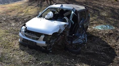 Ťahač s návesom z cesty zmietol neďaleko Košíc osobné auto. Vodič zraneniam podľahol