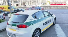 Zlodej vyskočil z okna v Petržalke a dopadol na policajné auto