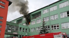 Oheň zničil kabinet na strednej škole v Spišskej Novej Vsi: Jedného žiaka museli vyšetriť