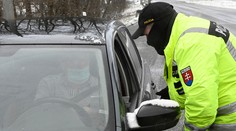 Za týždeň evidujú policajti takmer 2000 porušení zákazu vychádzania a stovky ľudí bez rúšok