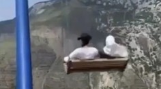 Chvíle hrôzy pre dvojicu žien. Počas hojdania sa spadli z najhlbšieho útesu Európy