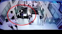 Kamera zachytila hrozivú nehodu. Matka zomrela na eskalátore