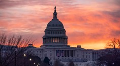 Snemovňa reprezentantov schálila reformu polície. Zakazuje aj škrtenie pri zatýkaní