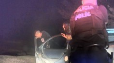 Veľká naháňačka: Policajti strieľali na auto plné mladých dievčat