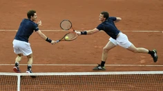 Bratia Murrayovci zvládli štvorhru, Briti vedú vo finále Davis cupu 2:1