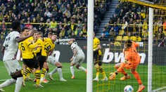 Šnúru neporaziteľnosti zachránili v 97. minúte. Leverkusen nezaháľa ani po historickom titule