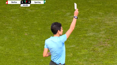VIDEO: Rozhodkyňa prvý raz v histórii futbalu použila bielu kartu