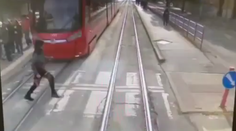 VIDEO: Prebiehal v poslednej chvíli. Chlapec (†14) po zrážke s električkou zomrel