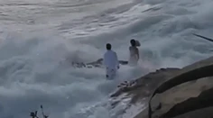 Fotenie mladomanželov sa zmenilo na boj o život. Do mora ich zmietla obrovská vlna