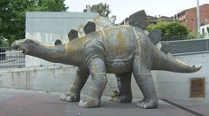 Španielska polícia vyšetruje záhadné úmrtie muža. Ako sa jeho telo dostalo do sochy dinosaura?