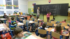 Učitelia by od septembra mali zarábať viac